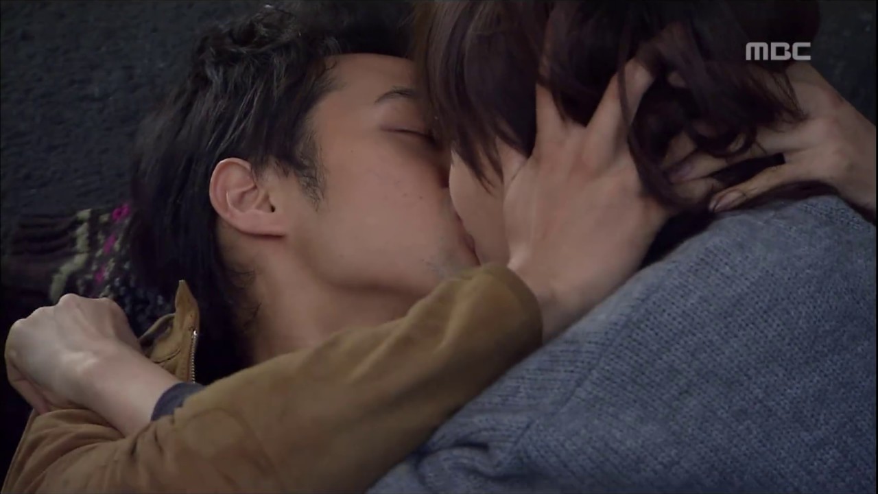 [솔직담백 어른로코] 여우야 뭐하니 Foxy Lady 폐차 더미 사이에 쓰러진 두사람, 철수의 키스에 가슴이 뛰는 병희