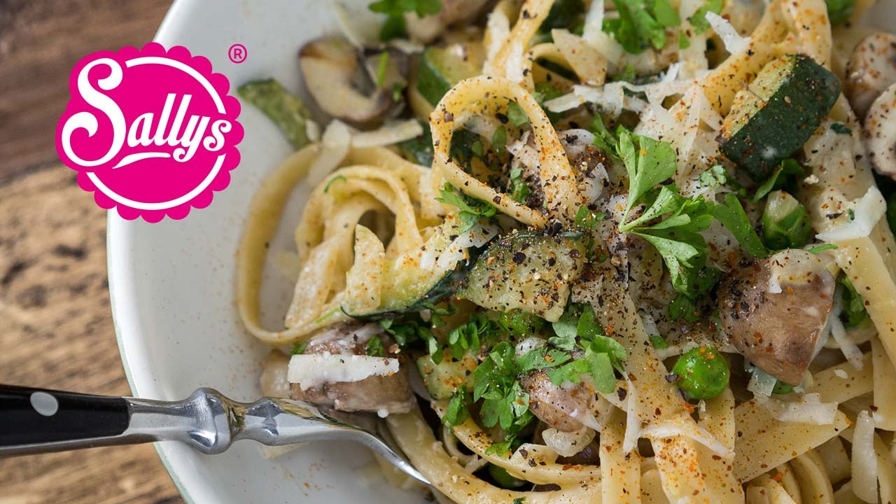 vegetarisches One Pot Rezept: Tagliatelle mit Zucchini, Champignons und Erbsen / 15 Min. Rezept