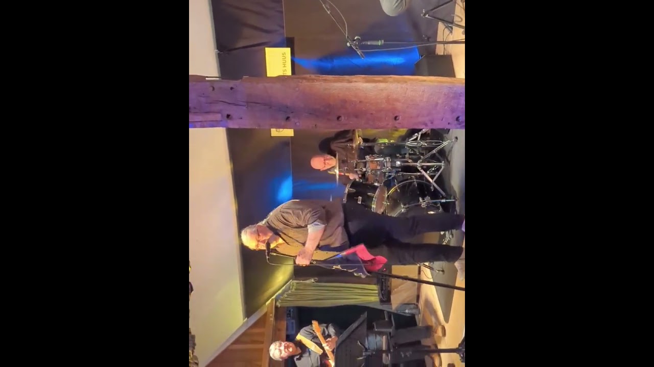 #Ed_Mire_Band, Robberts Huus, Schwarme