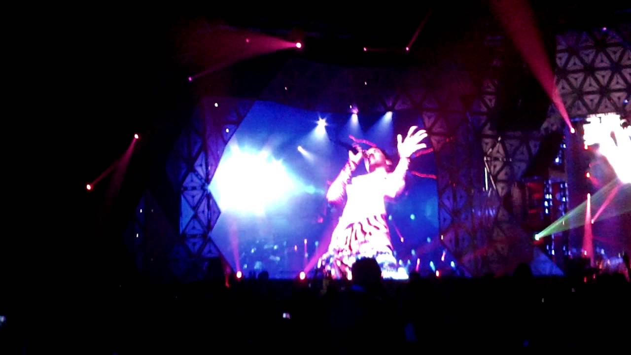 Rihanna S and M Live