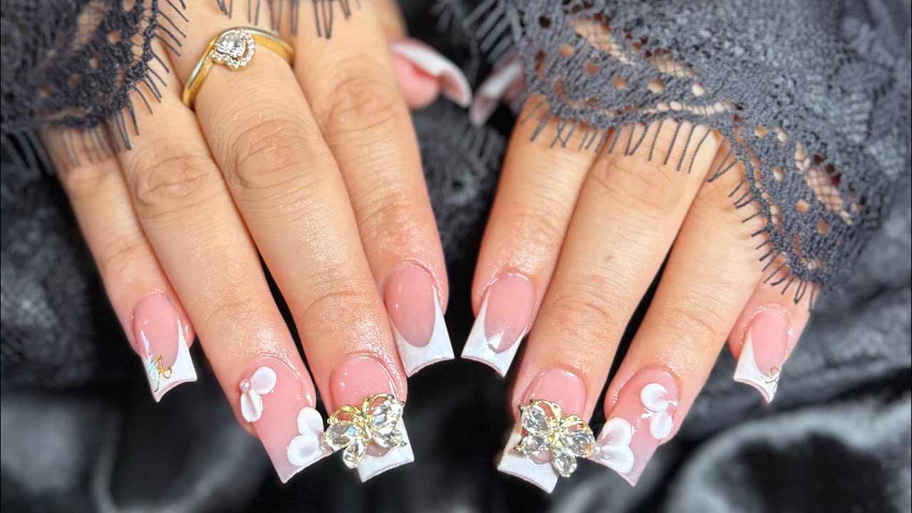 White frenchies with 3D flowers 🌸🤍 Acrylic Nails 💅🏼