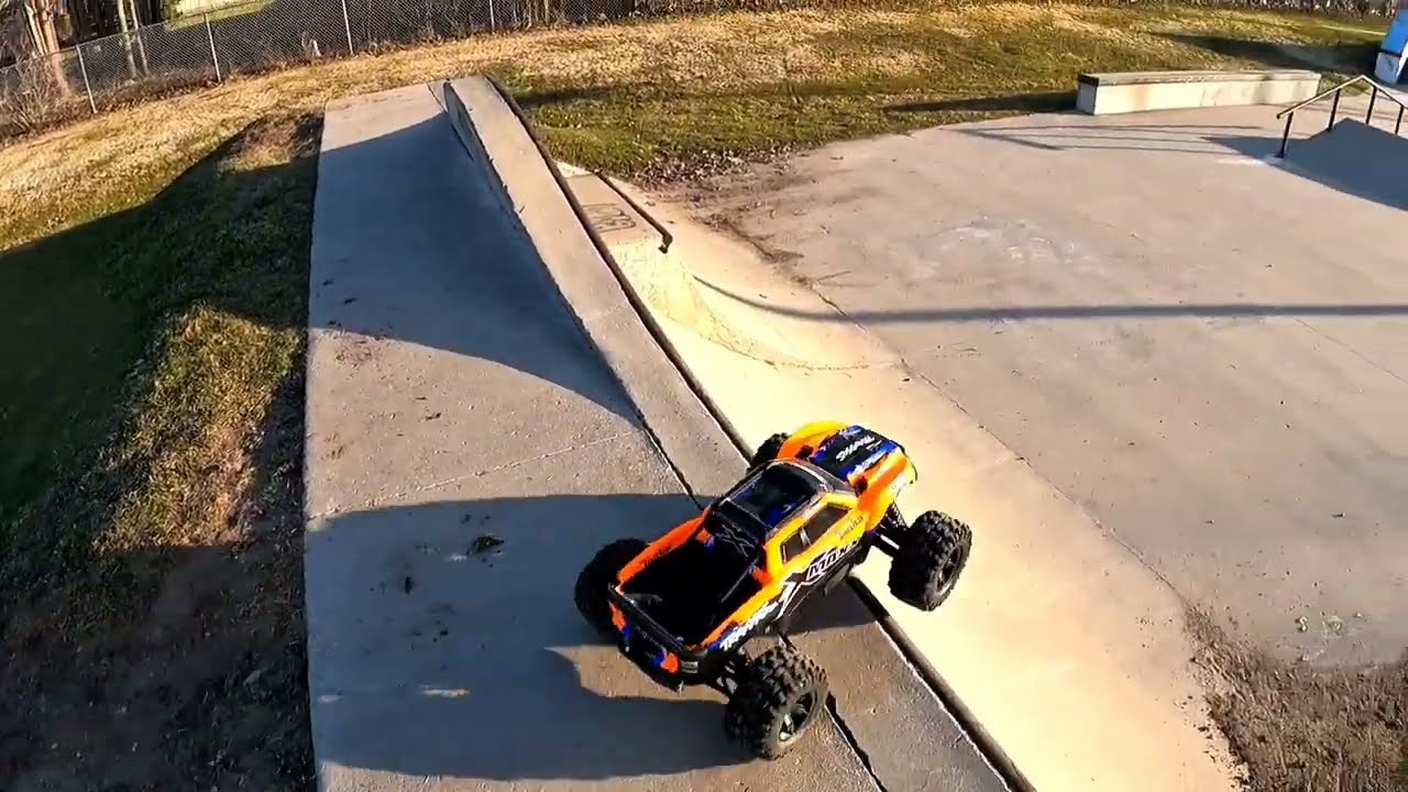 Xmaxx, Notorious 6s & Outcast 4s Skatepark Chaos! Dirtbikes pay a visit