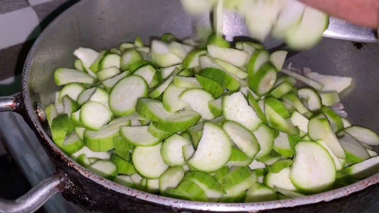 Hari mirchi touri | how to make easy green chillies sponge gourd 🙂
