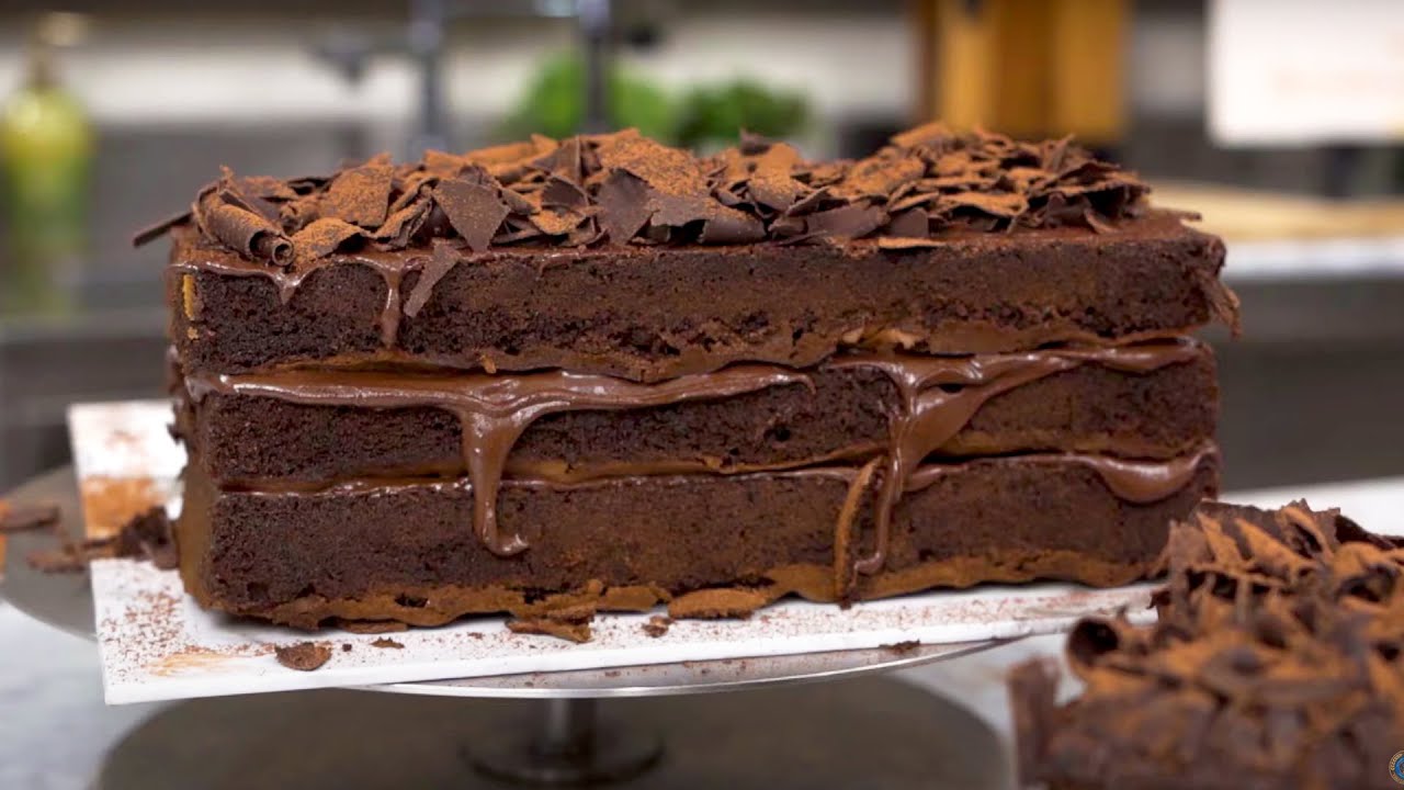 RESEP CHOCOLATE CAKE YANG COKLAT BANGET | RICH CARAMEL CHOCOLATE SALTY CAKE 
