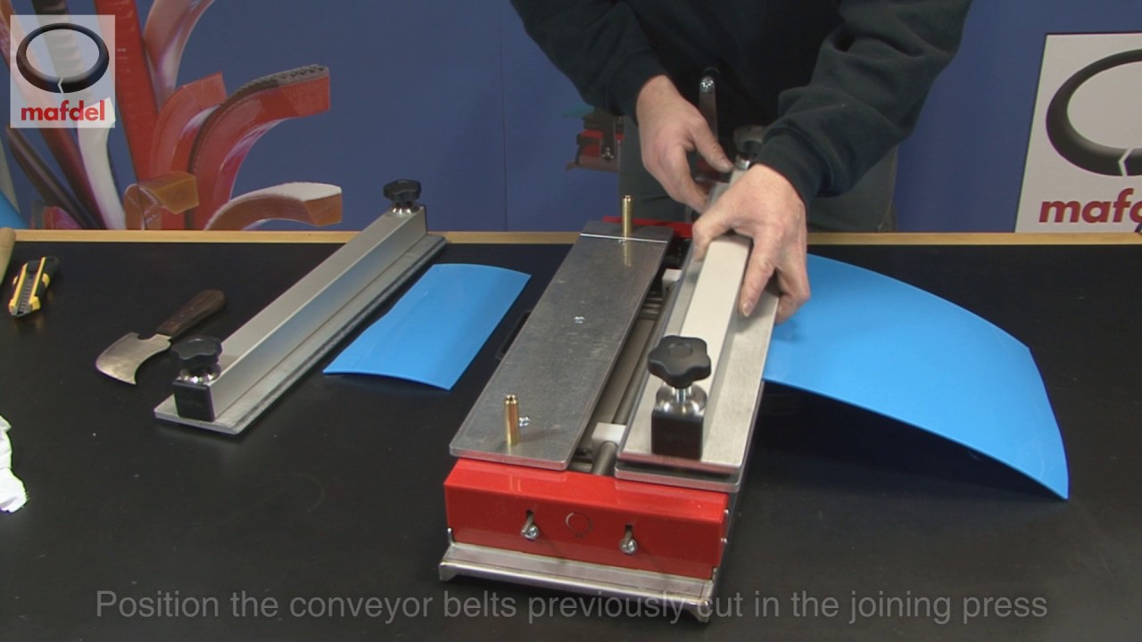 End-to-end welding of a conveyor belt - Cutting with the cutter tool