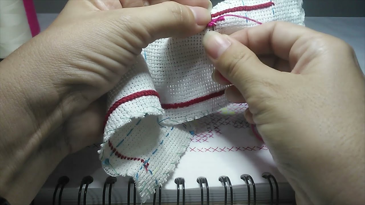 Comenzando con el contorno de la flor en punto lomillo