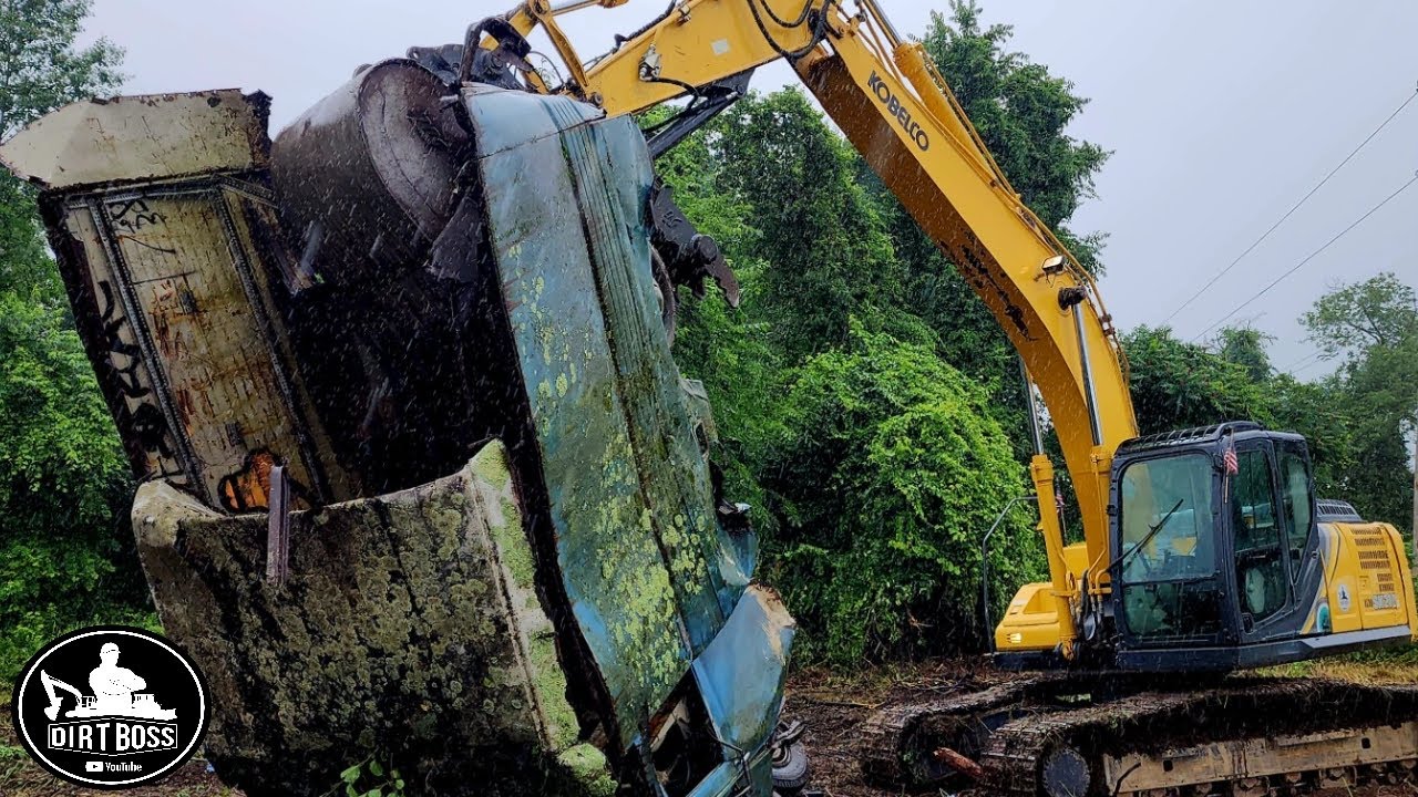 Dragging out cars Kobelco SK210lc-10 @KobelcoUSA