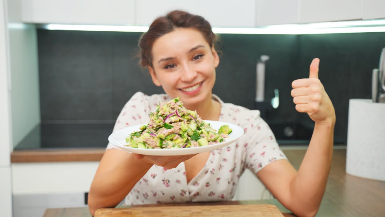 Мало кто знает этот рецепт! НОВЫЙ салат! Вкусный и простой салат из тунца, огурца и авокадо