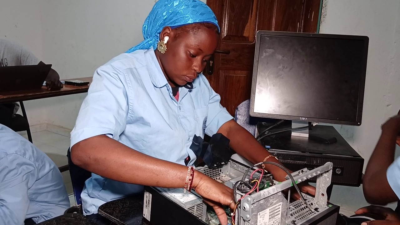1 JEUNE, 1 METIER (RESEAU INFORMATIQUE)FATOU GASSAMA ETUDIANTE EN DEUXIEME ANNEE ISI SEDHIOU