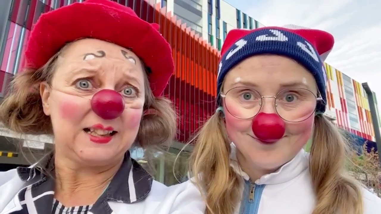 Sairaalaklovnien tervehdys Munuais- ja maksaliiton 35-vuotiselle perhetoiminnalle.