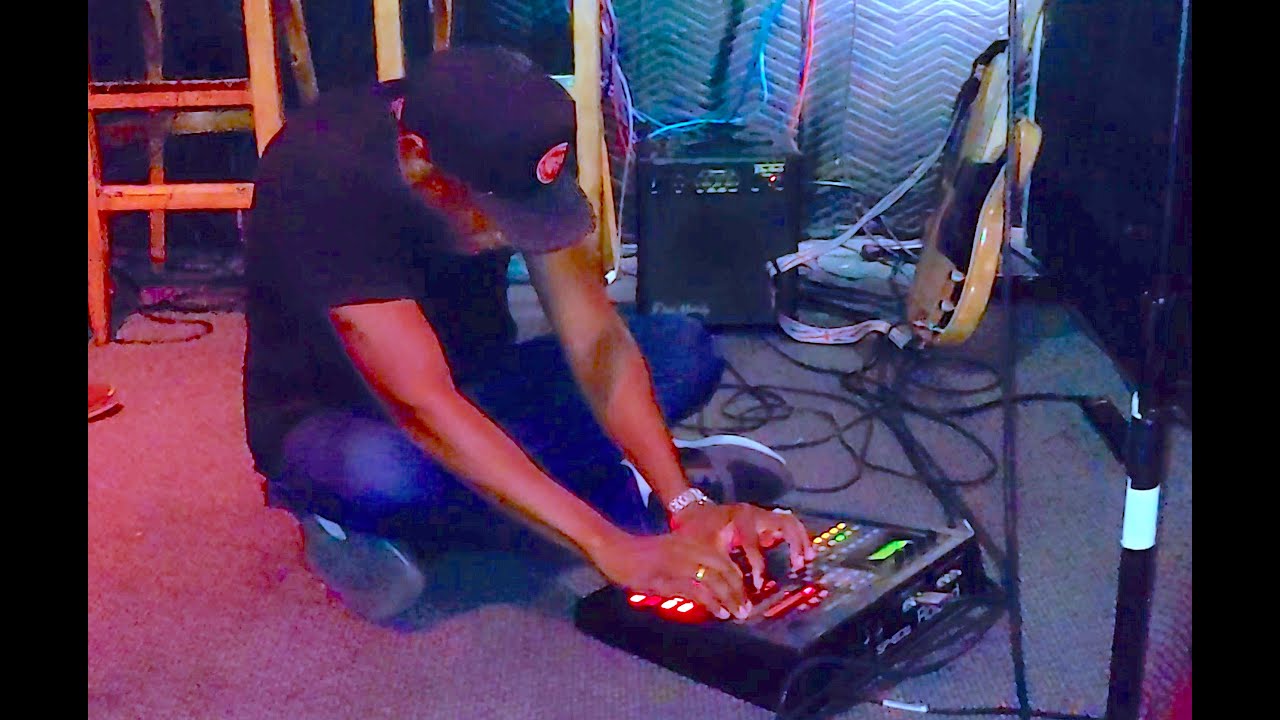 Roland SP-808 Groove Sampler - Live Performance