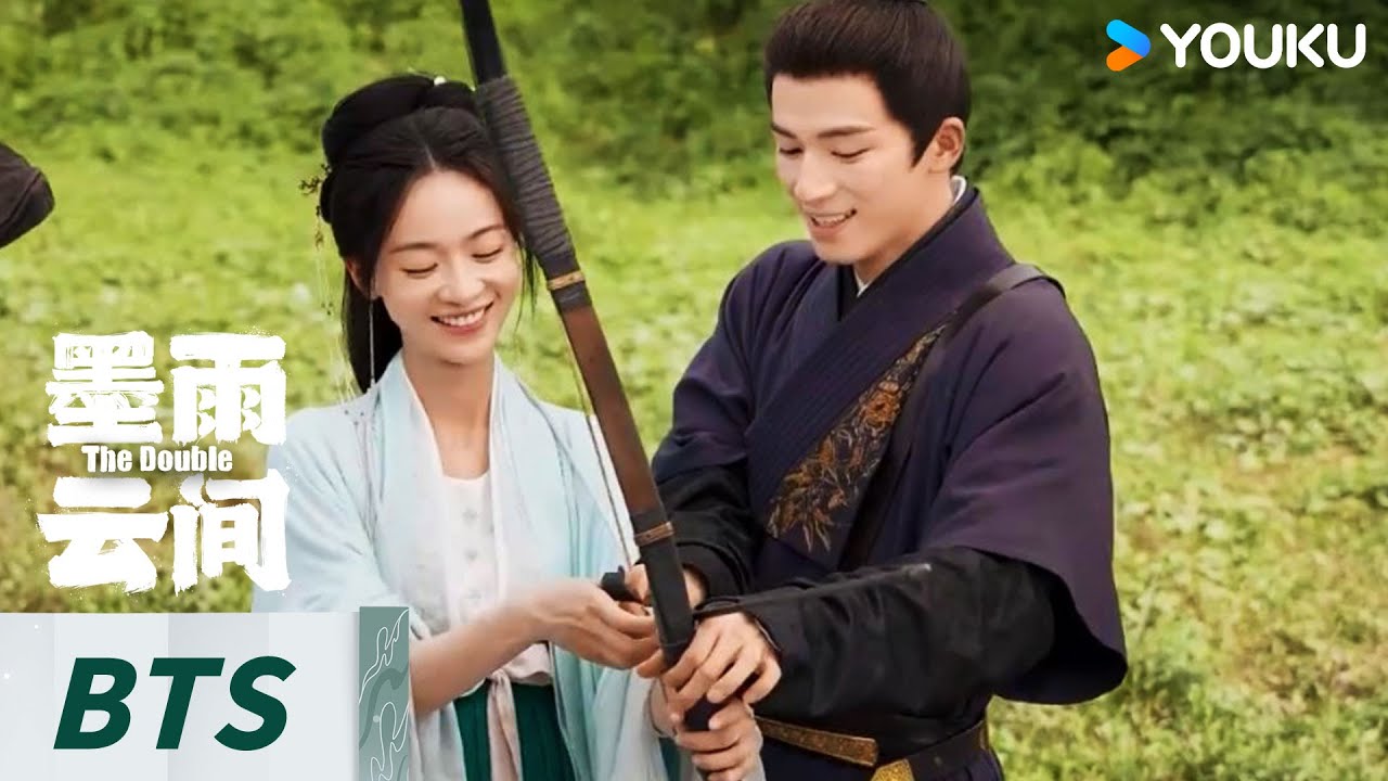 ENGSUB花絮：萧蘅雨中公主抱尽展“男友力”😻手把手和薛芳菲练习骑射的一天！【墨雨云间 The Double】 | 吴谨言/王星越/陈鑫海/梁永棋 | 爱情 古装 | 优酷 YOUKU