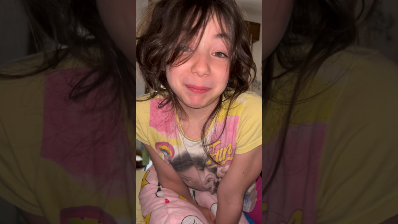 Mamma mi fai il solletico? 🤣 #funnyshorts #mammaefiglia #solletico #risate #bambinidivertenti