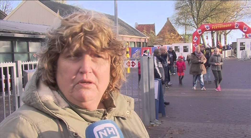 Tegenstanders Zwarte Piet demonstreren bij ingang Pietendorp in Enkhuizen