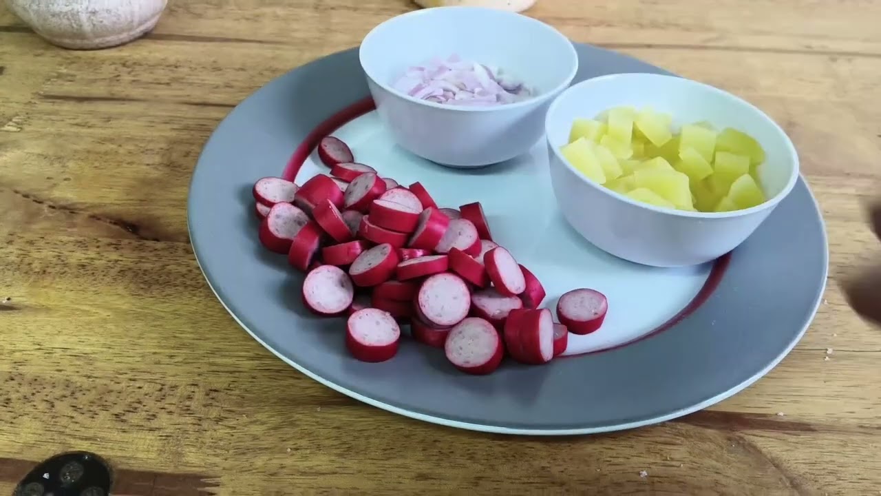 Hjemmelavet Wienersalat på friskbagt rugbrød i Thailand