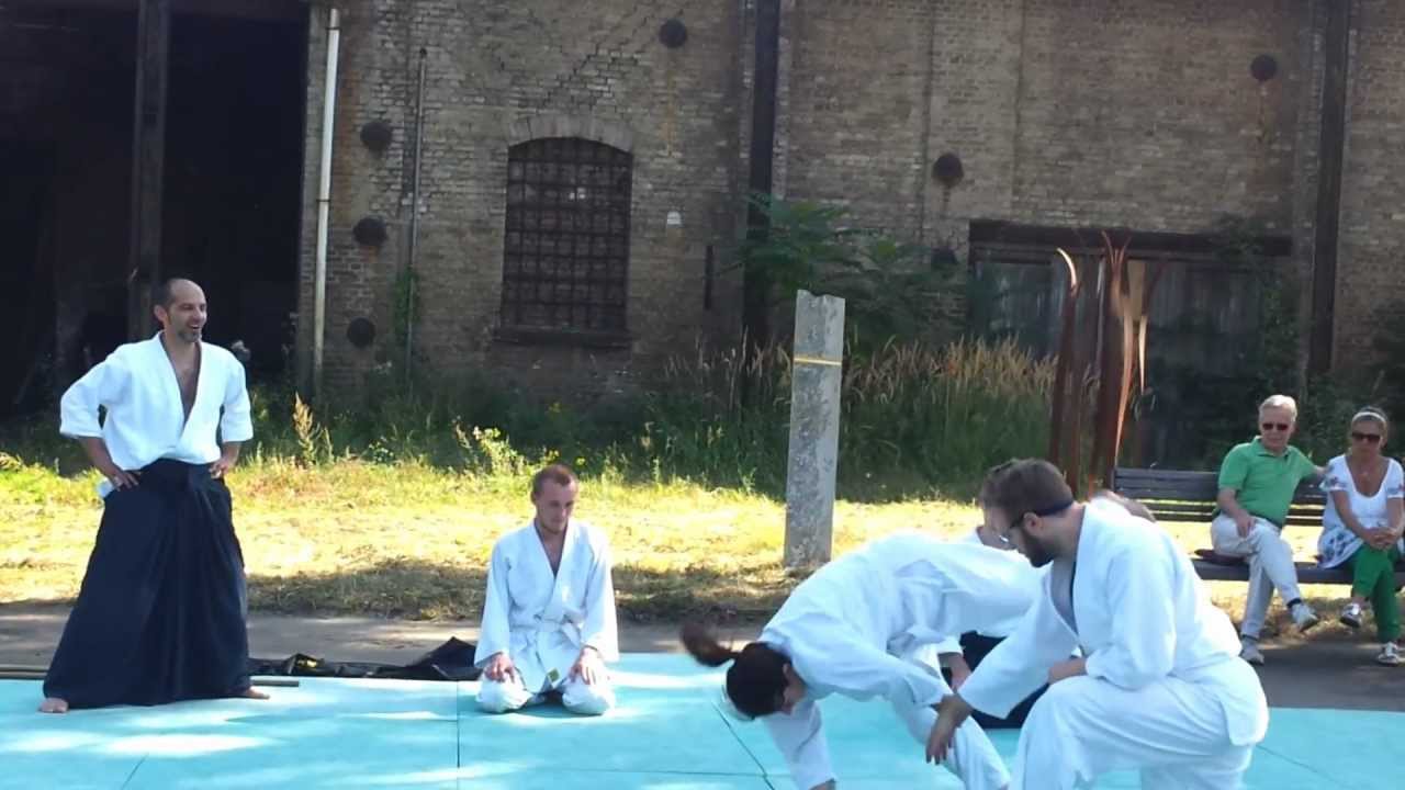 Aikido mit dem Jo in Osnabrück ( Holzstock) gezeigt wird kaiten nage