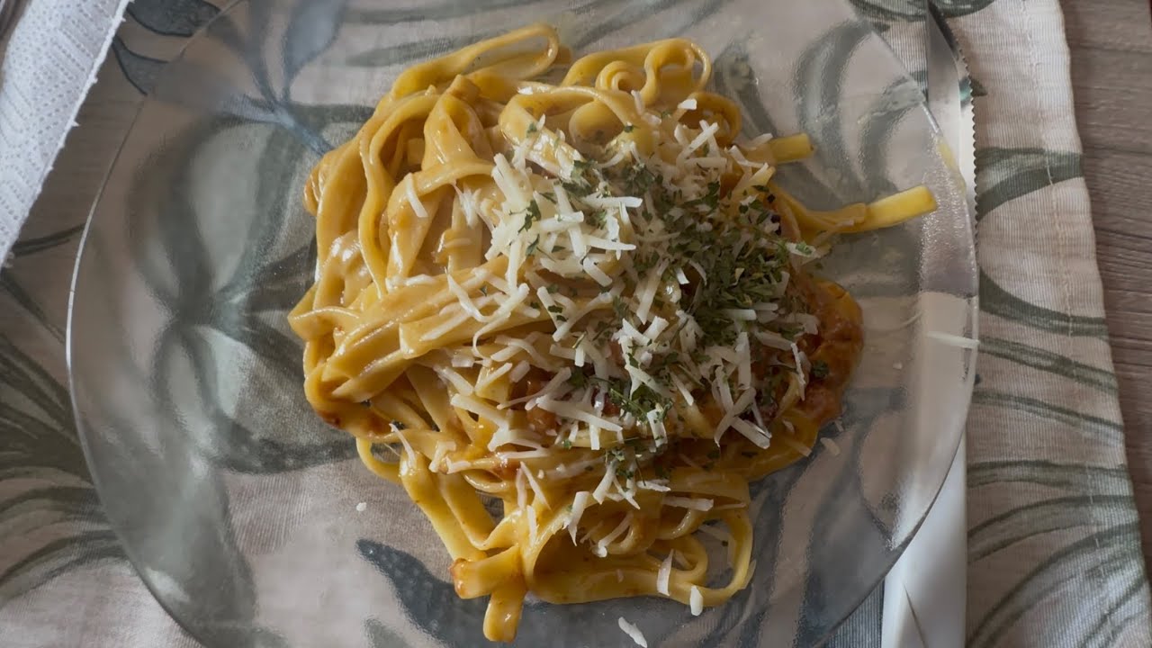 Essa combinação é um clássico que une a cremosidade luxuosa do queijo brie com a crocância do bacon.