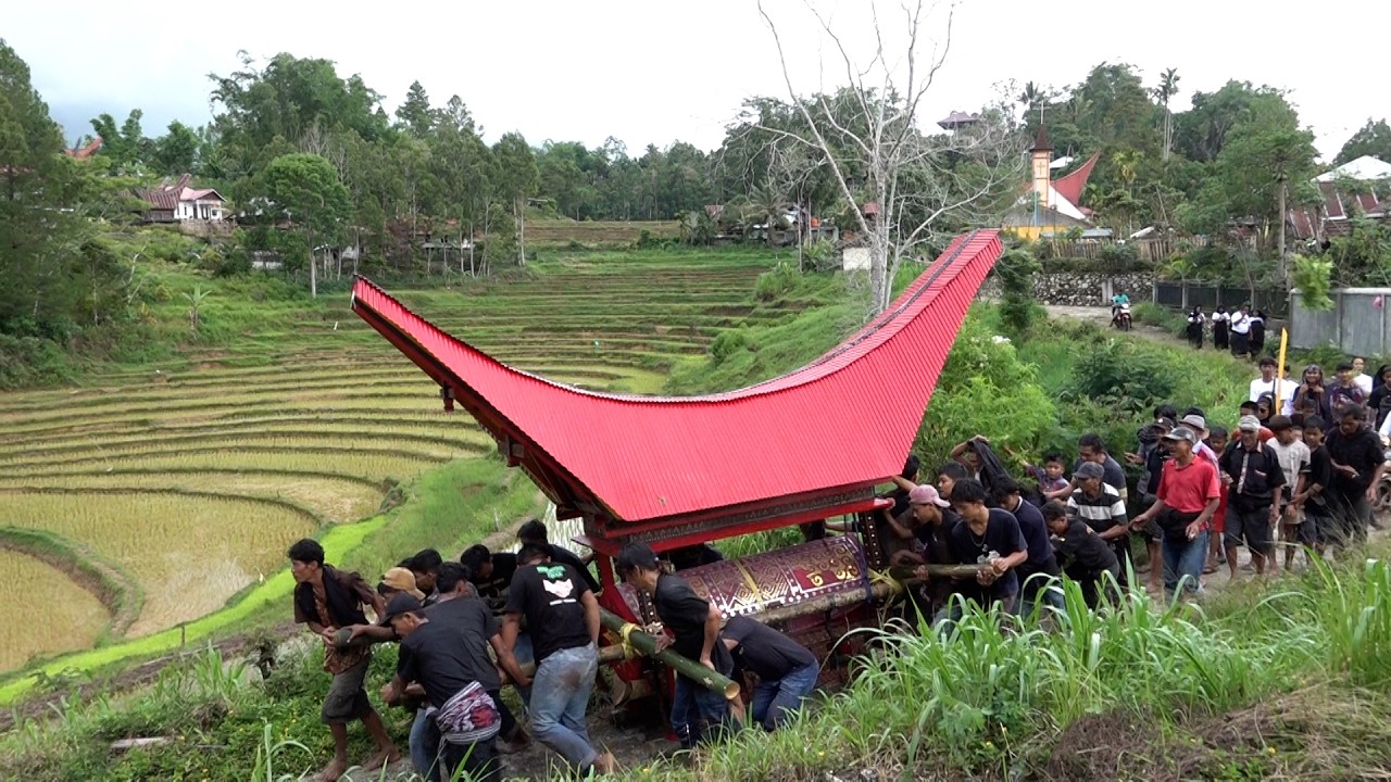 8 Pemakaman alm Marten L Tangkelangi di Tongkonan Raso Batualu