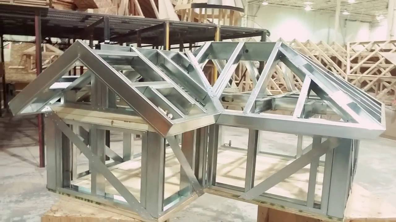 Structure de charpente de toit résidentiel (chevrons) en acier léger.