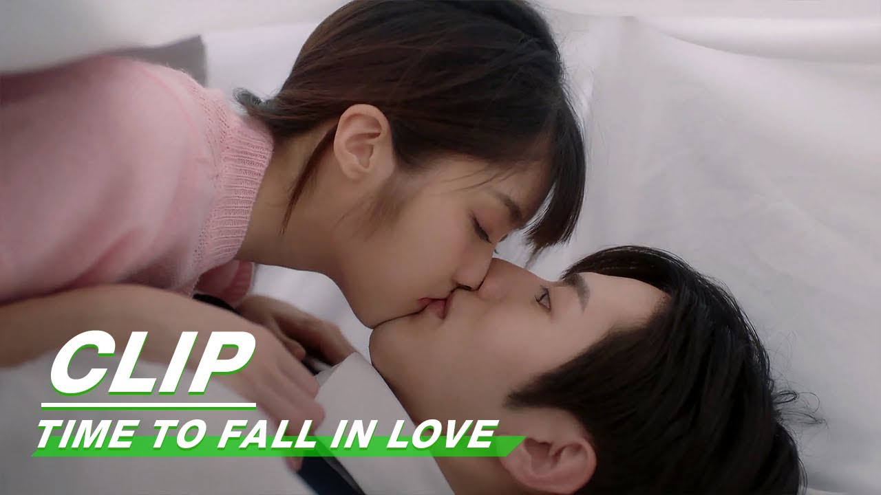 Clip: The newly-wed couple kiss on their first night together | Time to Fall in Love EP03 | 终于轮到我恋爱了