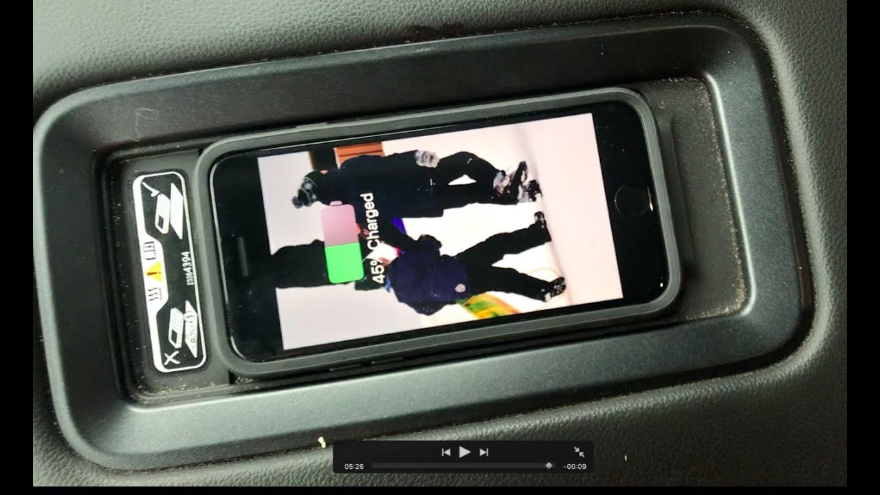 Беспроводная зарядка iPhone 8 в Chevrolet Silverado 2016 года выпуска.