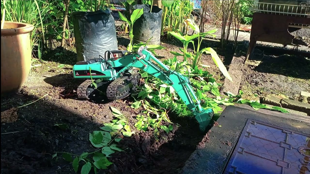 Wltoys rc excavator digs in the backyard. Part 2 done!
