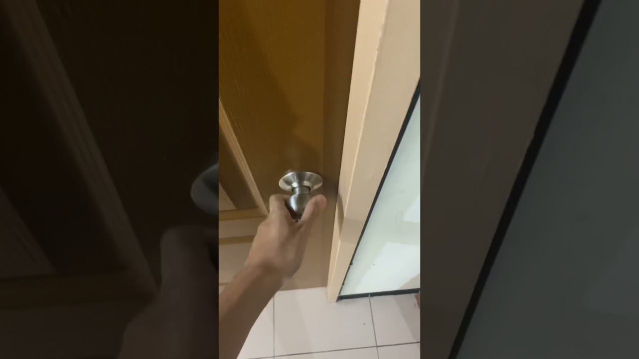 門鎖住了怎麼開？教你一招破解
