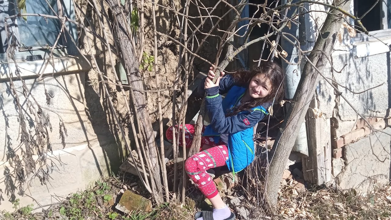 Intru într-o casă părăsită de la noi de la țară cu Andrei,rămânem blocați,Andreea vine cu kendama