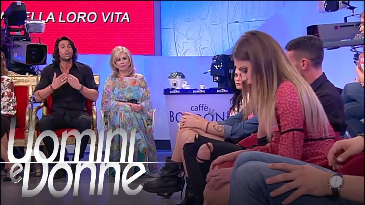 Uomini e Donne, Trono Classico - Questioni... social