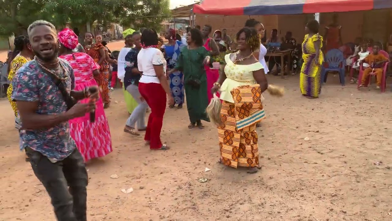 Prestation d'artistes à la fête des femmes de GROGOUYA 2026