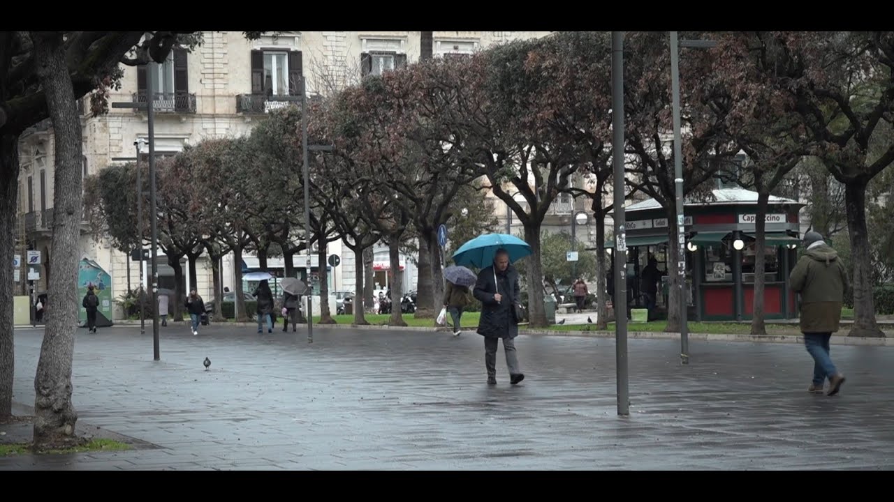 "Blue Monday", è il giorno più triste dell'anno: fra debiti e pioggia, ecco cosa ne pensano i baresi