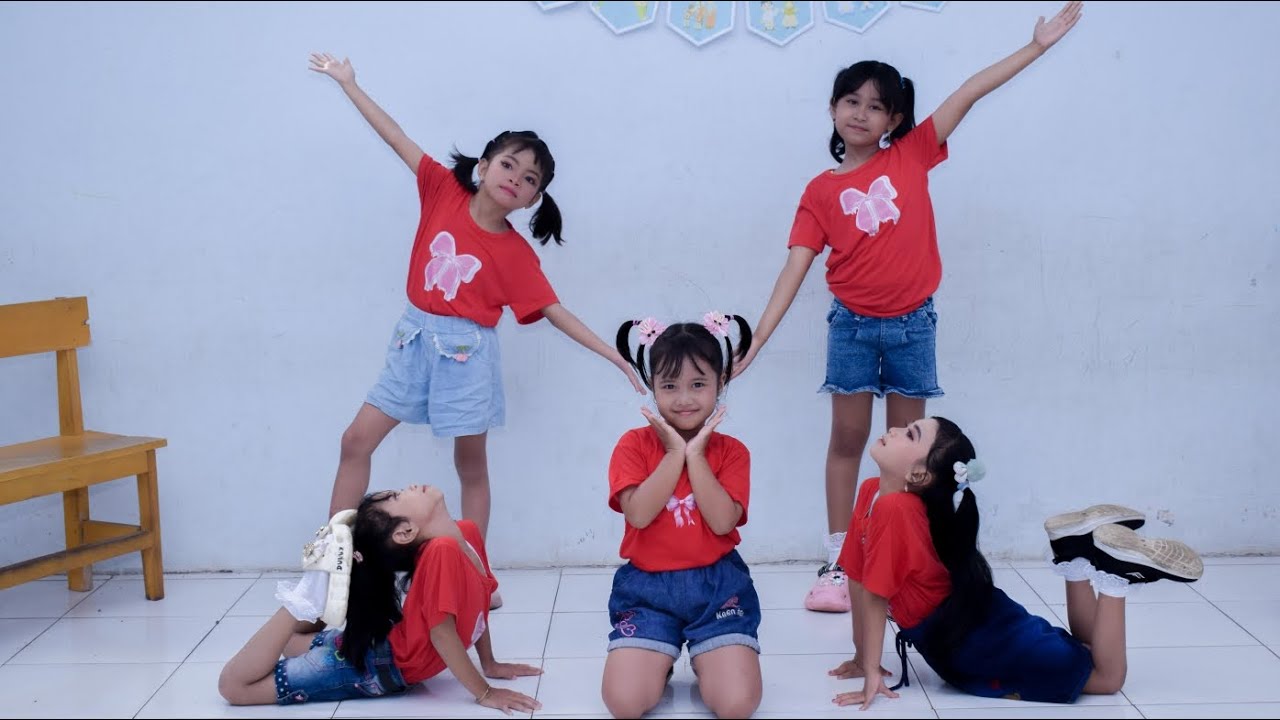 Modern dance oleh siswi kelas 1 MI AL-AMIN