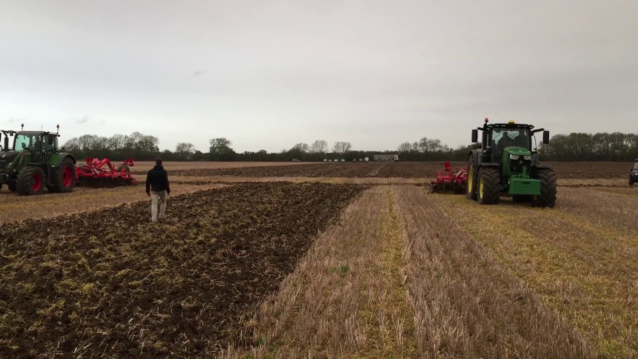 John Deere 6215R AutoPower vs Fendt 724 Vario
