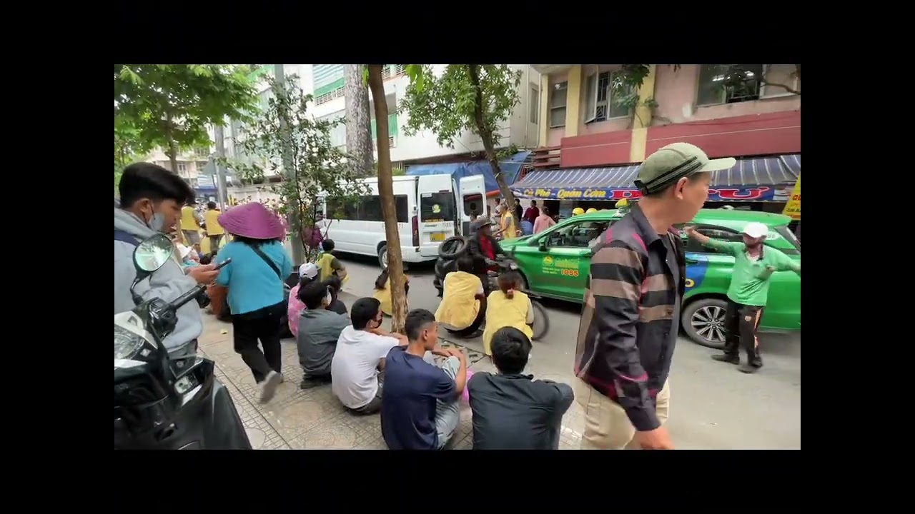 Cùng huy đi xem một buỗi phát cơm từ thiệ tại cổng sau bệnh viện chợ rẫy nhé .#thinhhanh #giaitri 