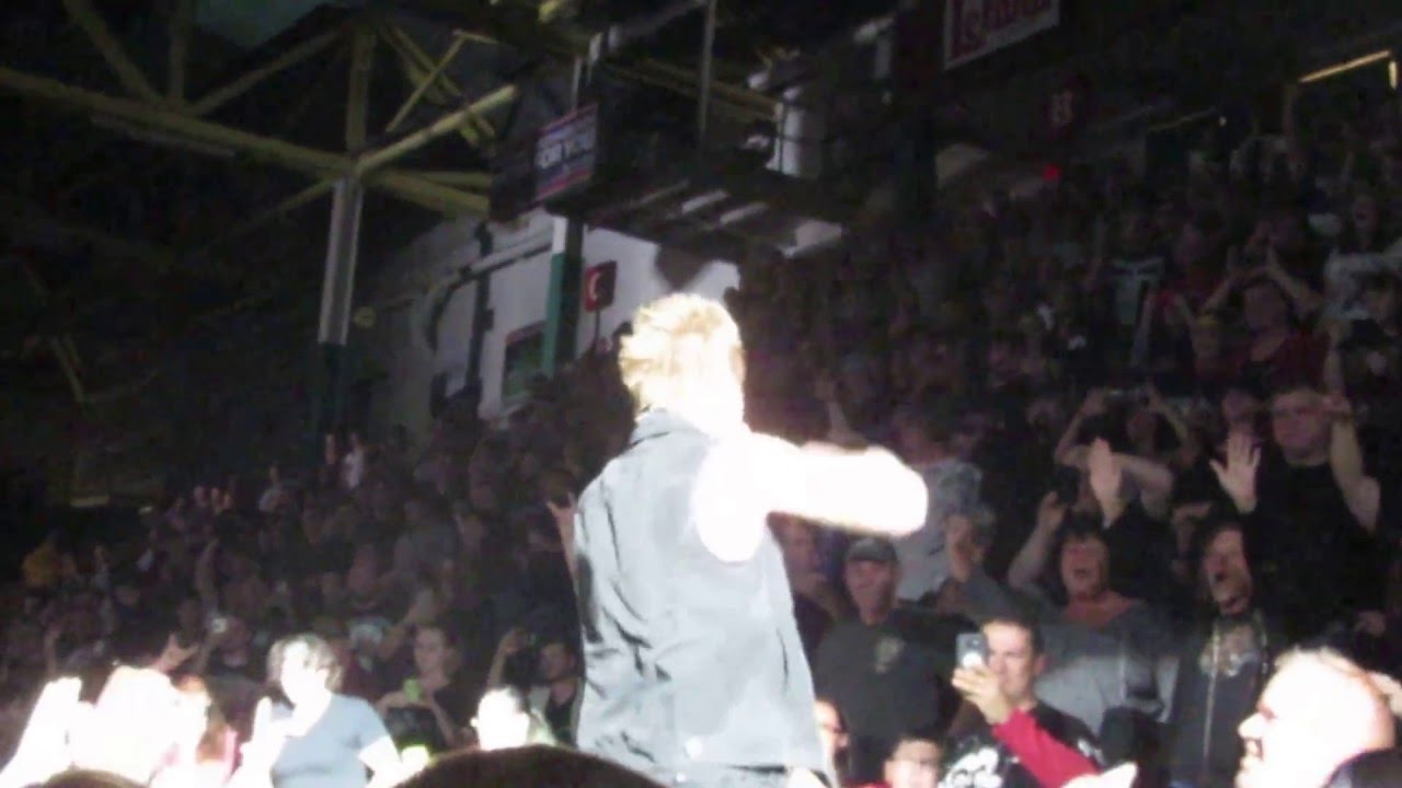 Jacoby Shaddix goes through crowd during Papa Roach song 10/9/15