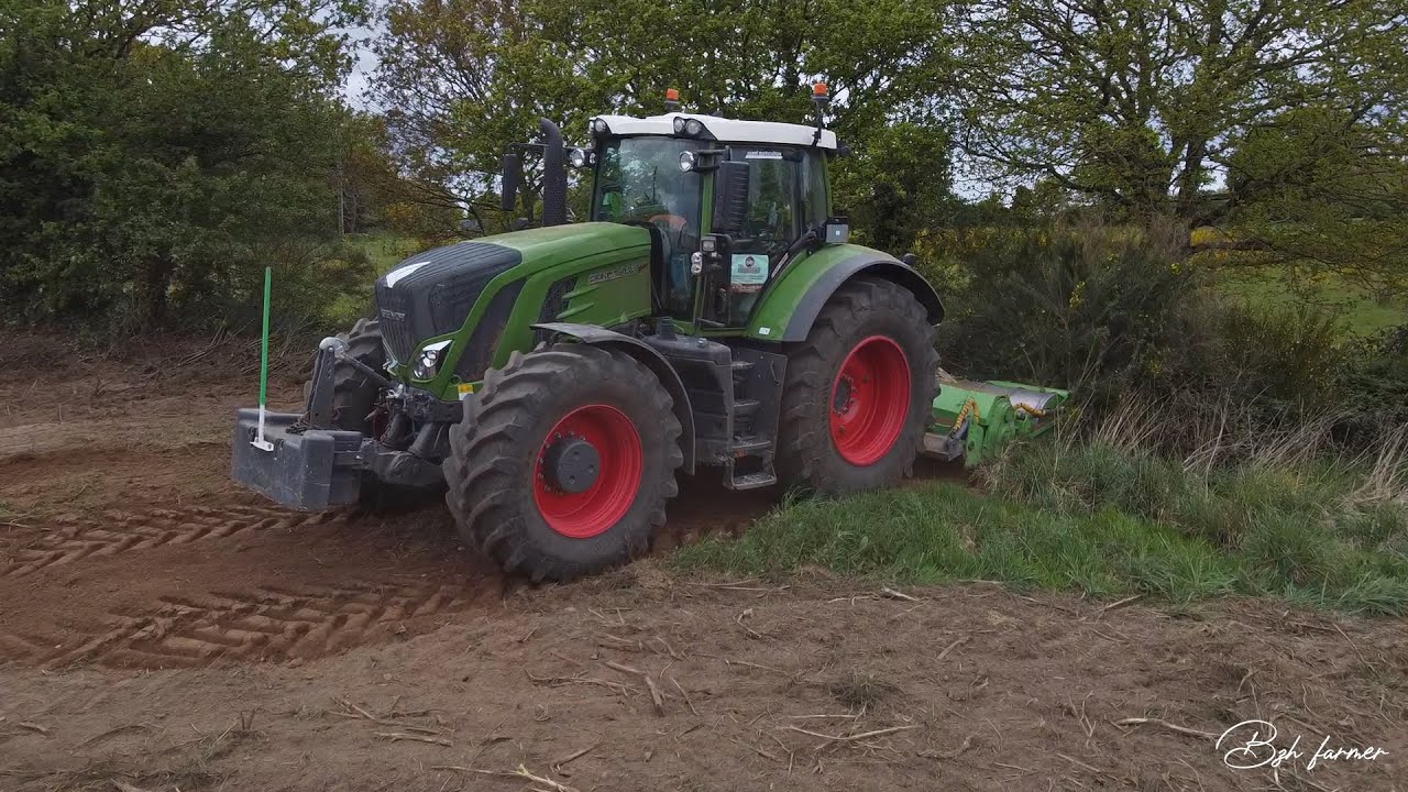 Broyage avec un fendt 933 en poste inversé / SARL GUESSANT