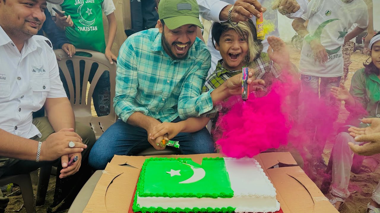 Happy Independence Day ❤️ || itna bara cake cut kya 😱 || 14 August special vlog ||