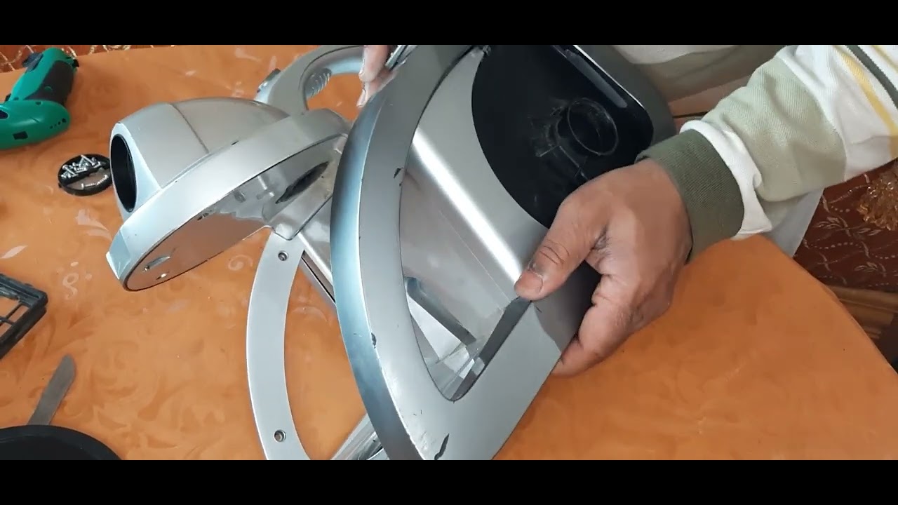 تجميع أجزاء المكنسة الكهربائية بعد إصلاحها(aspirateur).