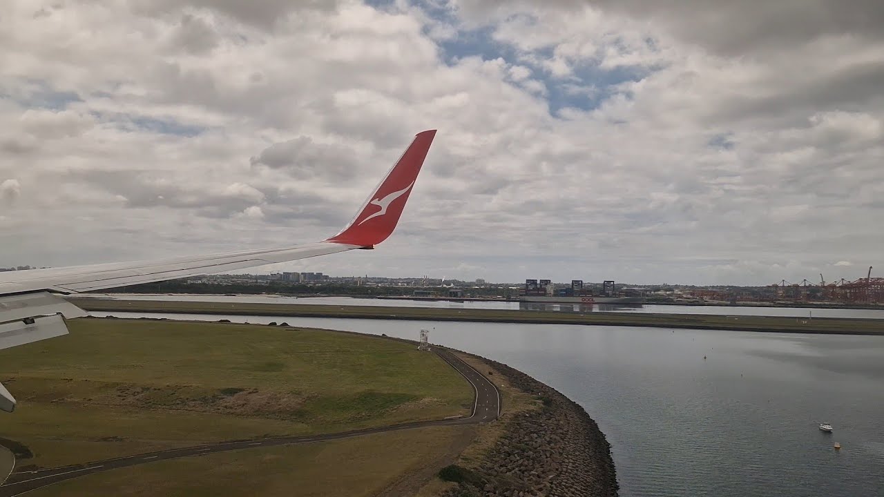 Qantas Boeing 737-838 rough landing into Sydney Kingsford Airport (SYD)