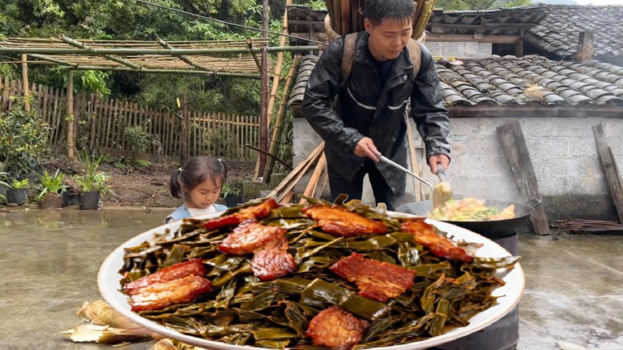 单亲爸爸独自带娃，女儿心疼爸爸干活幸苦，主动帮忙剥笋！#农村生活 #记录农村生活