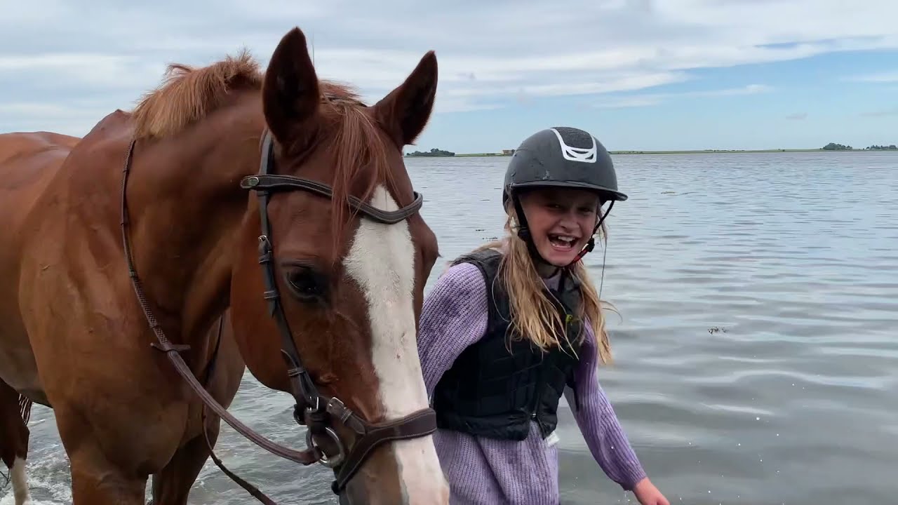 Alberte falder af på stranden | Stephanie Ljungdahl