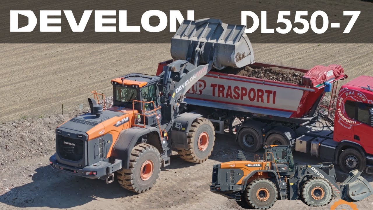 Pala gommata Develon DL550-7, impresa Piobesi Escavazioni