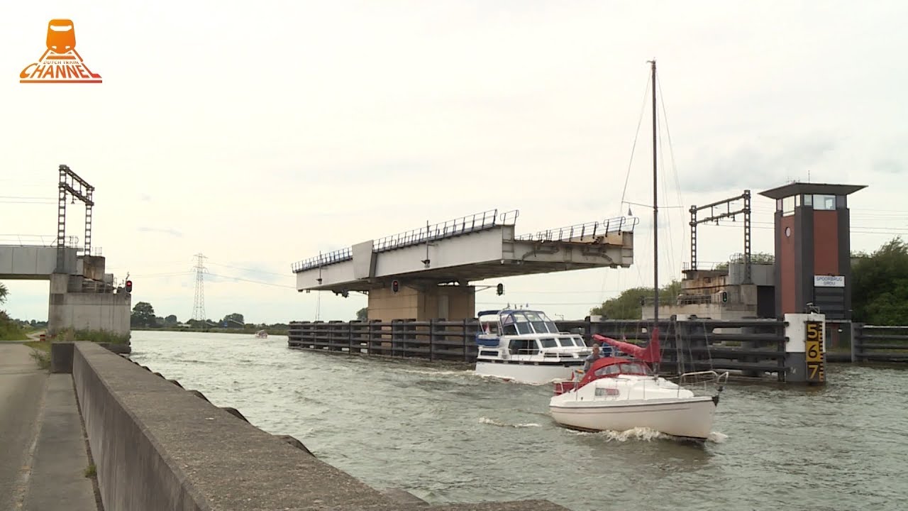 DUTCH BRIDGE OPENS - Spoorbrug Grouw