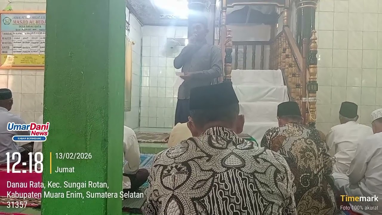 Hkotib bapak Abdul Rahman saat solat Jum'at di masjid Al-Huda Desa Danau Rata 