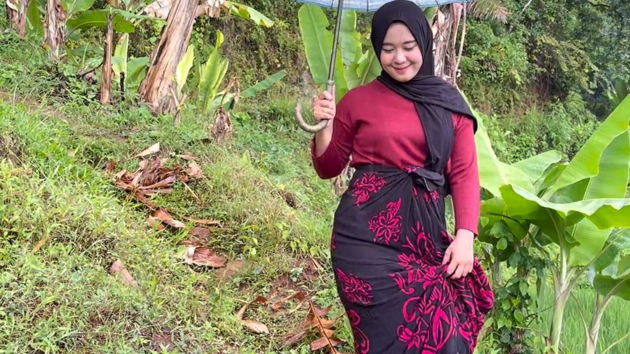 TERPESONA MELIHAT KECANTIKAN DAN KELEMBUTAN KEMBANG DESA YANG HIDUP SEDERHANA DI PERKAMPUNGAN