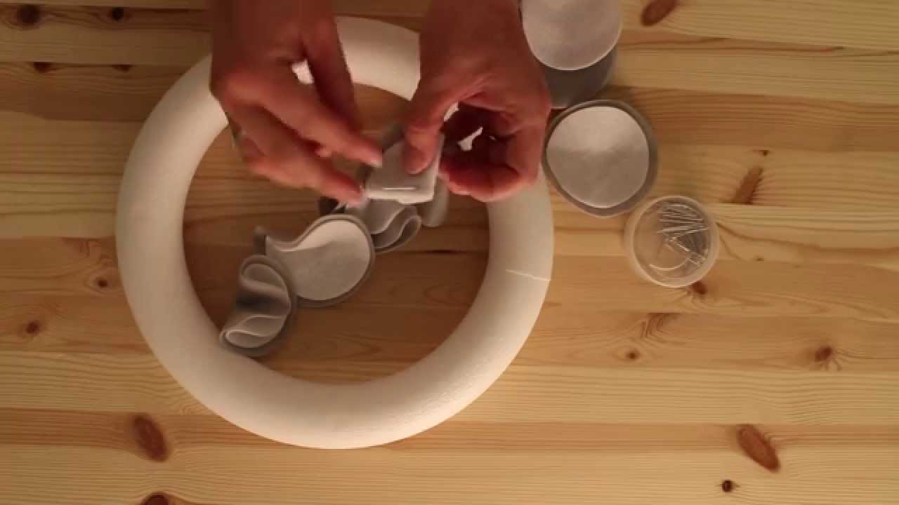DIY Felt Wreath | Easy Home Decor Craft | Apostrophe S | Ruffled
