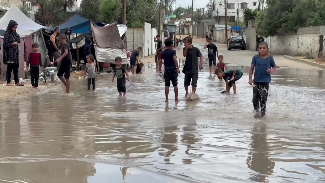 الأمطار تفاقم معاناة النازحين في غزة
