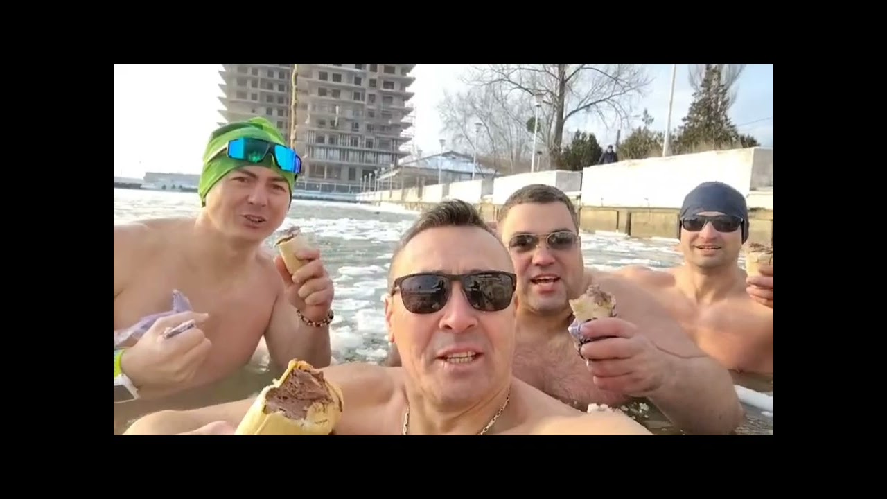 Baie în Lacul Siutghiol! Salim Ferudin și alți constănțeni au sfidat gerul iernii