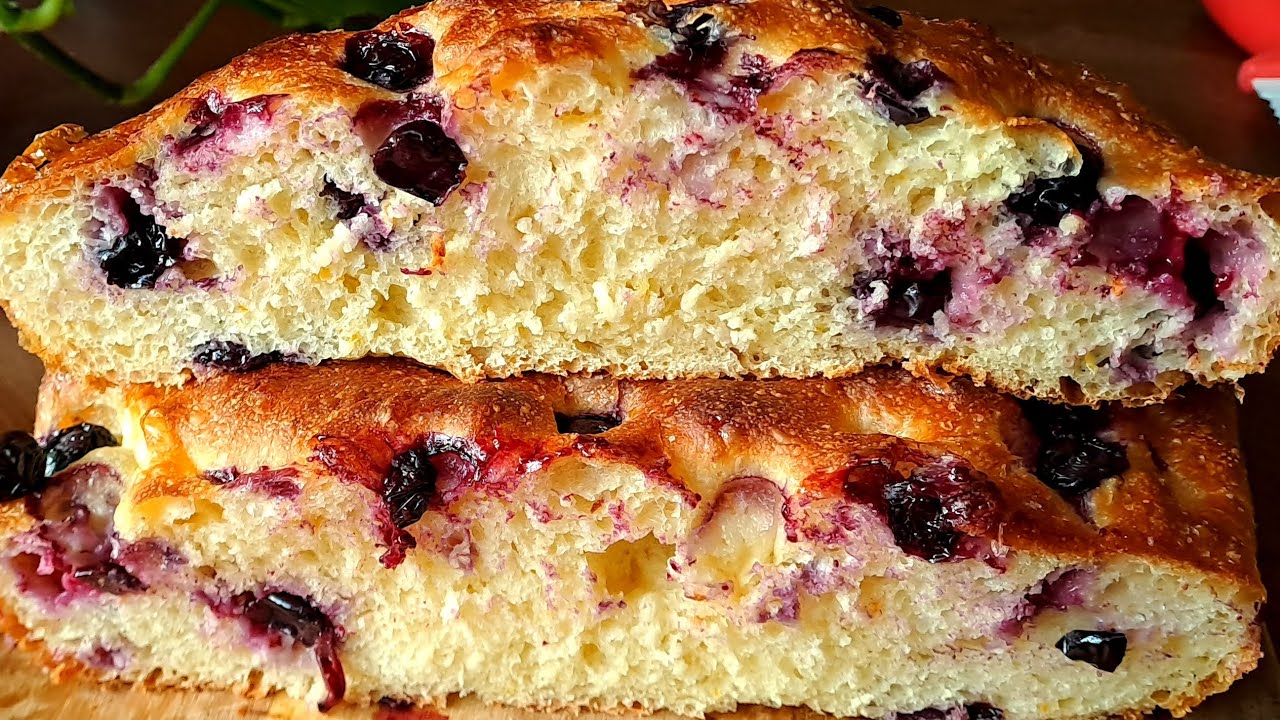 Focaccia dolce ai mirtilli: soffice,profumata e irresistibile! Perfetta per la colazione o la merend