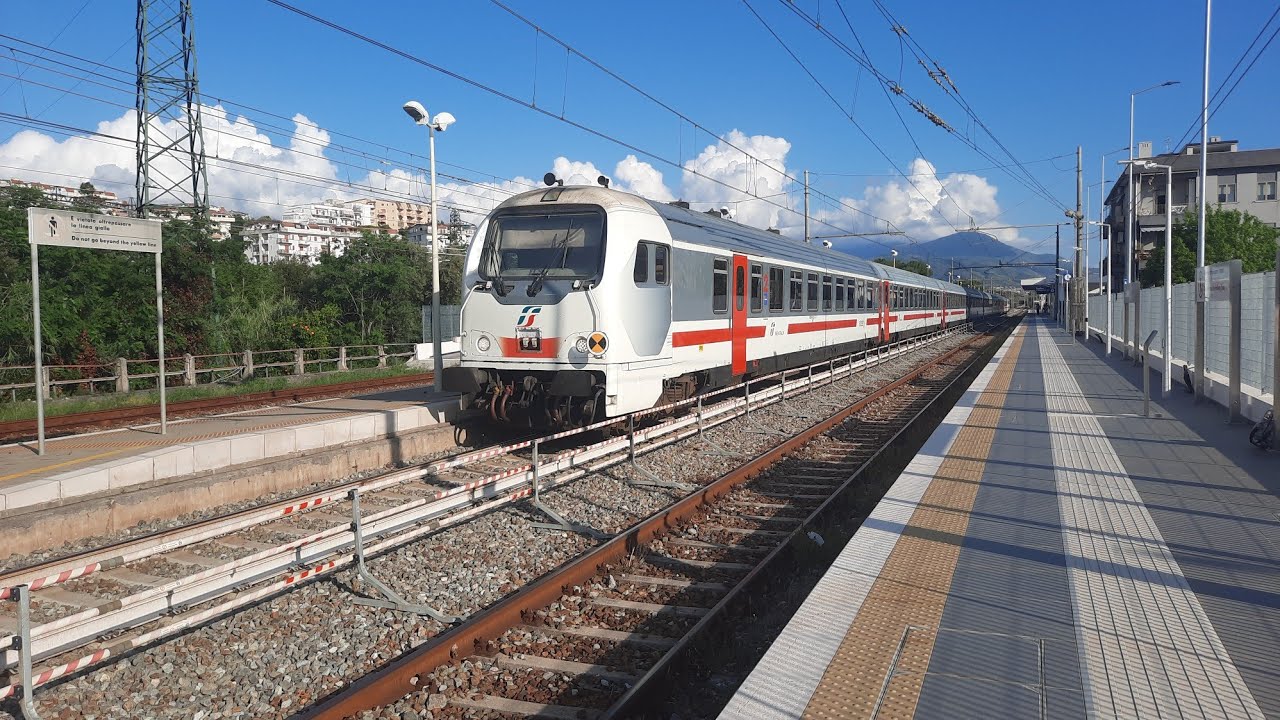 INTERCITY SI FERMA PRIMA DELLA BANCHINA A SCALEA